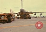 Immagine di C-5A essere scaricato da avieri del 6° porta antenna squadrone Della Thailandia, 1972, secondo 4 filmato di repertorio 65675034383