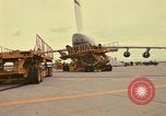 Immagine di C-5A essere scaricato da avieri del 6° porta antenna squadrone Della Thailandia, 1972, secondo 5 filmato di repertorio 65675034383