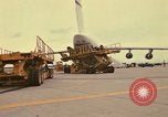 Immagine di C-5A essere scaricato da avieri del 6° porta antenna squadrone Della Thailandia, 1972, secondo 7 filmato di repertorio 65675034383