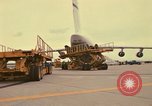 Immagine di C-5A essere scaricato da avieri del 6° porta antenna squadrone Della Thailandia, 1972, secondo 8 filmato di repertorio 65675034383
