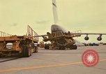 Immagine di C-5A essere scaricato da avieri del 6° porta antenna squadrone Della Thailandia, 1972, secondo 9 filmato di repertorio 65675034383