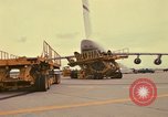 Immagine di C-5A essere scaricato da avieri del 6° porta antenna squadrone Della Thailandia, 1972, secondo 10 filmato di repertorio 65675034383
