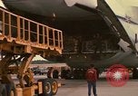 Immagine di C-5A essere scaricato da avieri del 6° porta antenna squadrone Della Thailandia, 1972, secondo 12 filmato di repertorio 65675034383