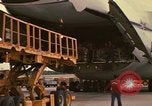 Immagine di C-5A essere scaricato da avieri del 6° porta antenna squadrone Della Thailandia, 1972, secondo 13 filmato di repertorio 65675034383