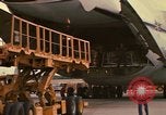 Immagine di C-5A essere scaricato da avieri del 6° porta antenna squadrone Della Thailandia, 1972, secondo 14 filmato di repertorio 65675034383