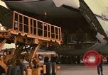 Immagine di C-5A essere scaricato da avieri del 6° porta antenna squadrone Della Thailandia, 1972, secondo 15 filmato di repertorio 65675034383