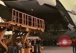 Immagine di C-5A essere scaricato da avieri del 6° porta antenna squadrone Della Thailandia, 1972, secondo 16 filmato di repertorio 65675034383