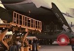 Immagine di C-5A essere scaricato da avieri del 6° porta antenna squadrone Della Thailandia, 1972, secondo 17 filmato di repertorio 65675034383