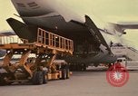 Immagine di C-5A essere scaricato da avieri del 6° porta antenna squadrone Della Thailandia, 1972, secondo 18 filmato di repertorio 65675034383