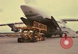 Immagine di C-5A essere scaricato da avieri del 6° porta antenna squadrone Della Thailandia, 1972, secondo 19 filmato di repertorio 65675034383