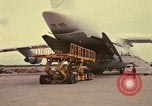Immagine di C-5A essere scaricato da avieri del 6° porta antenna squadrone Della Thailandia, 1972, secondo 20 filmato di repertorio 65675034383