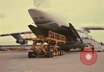 Immagine di C-5A essere scaricato da avieri del 6° porta antenna squadrone Della Thailandia, 1972, secondo 21 filmato di repertorio 65675034383