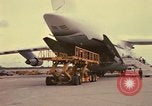 Immagine di C-5A essere scaricato da avieri del 6° porta antenna squadrone Della Thailandia, 1972, secondo 22 filmato di repertorio 65675034383