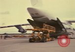 Immagine di C-5A essere scaricato da avieri del 6° porta antenna squadrone Della Thailandia, 1972, secondo 23 filmato di repertorio 65675034383