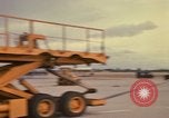 Immagine di C-5A essere scaricato da avieri del 6° porta antenna squadrone Della Thailandia, 1972, secondo 24 filmato di repertorio 65675034383
