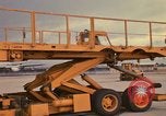 Immagine di C-5A essere scaricato da avieri del 6° porta antenna squadrone Della Thailandia, 1972, secondo 25 filmato di repertorio 65675034383