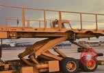 Immagine di C-5A essere scaricato da avieri del 6° porta antenna squadrone Della Thailandia, 1972, secondo 28 filmato di repertorio 65675034383