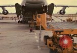 Immagine di C-5A essere scaricato da avieri del 6° porta antenna squadrone Della Thailandia, 1972, secondo 29 filmato di repertorio 65675034383