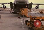 Immagine di C-5A essere scaricato da avieri del 6° porta antenna squadrone Della Thailandia, 1972, secondo 30 filmato di repertorio 65675034383