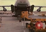 Immagine di C-5A essere scaricato da avieri del 6° porta antenna squadrone Della Thailandia, 1972, secondo 32 filmato di repertorio 65675034383