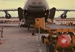 Immagine di C-5A essere scaricato da avieri del 6° porta antenna squadrone Della Thailandia, 1972, secondo 34 filmato di repertorio 65675034383