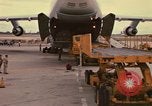 Immagine di C-5A essere scaricato da avieri del 6° porta antenna squadrone Della Thailandia, 1972, secondo 35 filmato di repertorio 65675034383