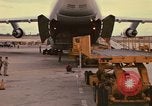 Immagine di C-5A essere scaricato da avieri del 6° porta antenna squadrone Della Thailandia, 1972, secondo 36 filmato di repertorio 65675034383