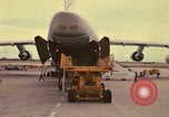 Immagine di C-5A essere scaricato da avieri del 6° porta antenna squadrone Della Thailandia, 1972, secondo 38 filmato di repertorio 65675034383