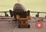 Immagine di C-5A essere scaricato da avieri del 6° porta antenna squadrone Della Thailandia, 1972, secondo 39 filmato di repertorio 65675034383