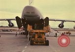 Immagine di C-5A essere scaricato da avieri del 6° porta antenna squadrone Della Thailandia, 1972, secondo 41 filmato di repertorio 65675034383