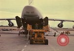 Immagine di C-5A essere scaricato da avieri del 6° porta antenna squadrone Della Thailandia, 1972, secondo 42 filmato di repertorio 65675034383