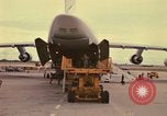 Immagine di C-5A essere scaricato da avieri del 6° porta antenna squadrone Della Thailandia, 1972, secondo 43 filmato di repertorio 65675034383