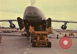Immagine di C-5A essere scaricato da avieri del 6° porta antenna squadrone Della Thailandia, 1972, secondo 44 filmato di repertorio 65675034383