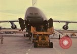 Immagine di C-5A essere scaricato da avieri del 6° porta antenna squadrone Della Thailandia, 1972, secondo 45 filmato di repertorio 65675034383