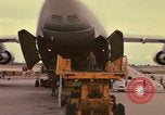 Immagine di C-5A essere scaricato da avieri del 6° porta antenna squadrone Della Thailandia, 1972, secondo 46 filmato di repertorio 65675034383