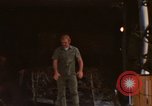 Immagine di C-5A essere scaricato da avieri del 6° porta antenna squadrone Della Thailandia, 1972, secondo 48 filmato di repertorio 65675034383