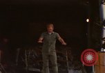 Immagine di C-5A essere scaricato da avieri del 6° porta antenna squadrone Della Thailandia, 1972, secondo 49 filmato di repertorio 65675034383