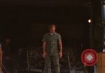 Immagine di C-5A essere scaricato da avieri del 6° porta antenna squadrone Della Thailandia, 1972, secondo 50 filmato di repertorio 65675034383