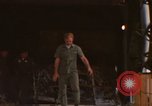 Immagine di C-5A essere scaricato da avieri del 6° porta antenna squadrone Della Thailandia, 1972, secondo 51 filmato di repertorio 65675034383
