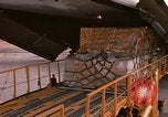 Immagine di Noi vi porta antenna squadrone offload del personale un C-5 velivolo Della Thailandia, 1972, secondo 7 filmato di repertorio 65675034384