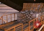 Immagine di Noi vi porta antenna squadrone offload del personale un C-5 velivolo Della Thailandia, 1972, secondo 9 filmato di repertorio 65675034384