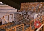 Immagine di Noi vi porta antenna squadrone offload del personale un C-5 velivolo Della Thailandia, 1972, secondo 10 filmato di repertorio 65675034384