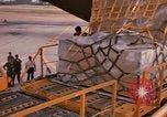 Immagine di Noi vi porta antenna squadrone offload del personale un C-5 velivolo Della Thailandia, 1972, secondo 11 filmato di repertorio 65675034384