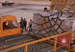 Immagine di Noi vi porta antenna squadrone offload del personale un C-5 velivolo Della Thailandia, 1972, secondo 12 filmato di repertorio 65675034384