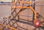 Immagine di Noi vi porta antenna squadrone offload del personale un C-5 velivolo Della Thailandia, 1972, secondo 23 filmato di repertorio 65675034384