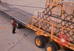 Immagine di Noi vi porta antenna squadrone offload del personale un C-5 velivolo Della Thailandia, 1972, secondo 37 filmato di repertorio 65675034384