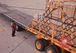 Immagine di Noi vi porta antenna squadrone offload del personale un C-5 velivolo Della Thailandia, 1972, secondo 38 filmato di repertorio 65675034384