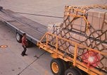 Immagine di Noi vi porta antenna squadrone offload del personale un C-5 velivolo Della Thailandia, 1972, secondo 40 filmato di repertorio 65675034384