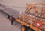 Immagine di Noi vi porta antenna squadrone offload del personale un C-5 velivolo Della Thailandia, 1972, secondo 41 filmato di repertorio 65675034384