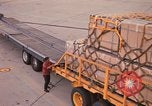 Immagine di Noi vi porta antenna squadrone offload del personale un C-5 velivolo Della Thailandia, 1972, secondo 42 filmato di repertorio 65675034384